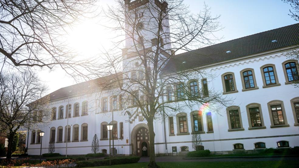 Die Staatsanwaltschaft Aurich hat jetzt gegen einen 38-jährigen Mann wegen versuchten Tot-schlags und gefährlicher Körperverletzung Anklage vor dem Landgericht – Schwurgericht – in Aurich erhoben. Er hat drei Schüsse auf seine 25-jährige Lebensgefährtin abgegeben.  © Foto: dpa