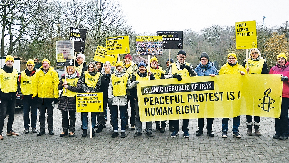 Mitglieder von »Amnesty International« wiesen in Leer auf die prekäre Menschenrechtssituation im Iran hin.  © Foto: Wolters