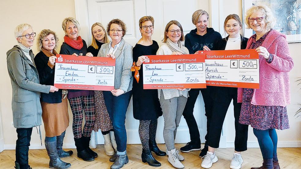 Der Zonta Club Leer unterstützt die Frauenhäuser in Leer, Aurich und Emden. Das Foto zeigt von links: Annegret Thieme, Doris Kruse (beide Zonta), Christina Kramp und Ramona Horstkamp (Frauenhaus & BISS Emden), Elfriede Ritzenthaler, Sonja Alberts (Zonta), Cäcilie Schürmann (Frauenhaus Leer), Frauke Harms und Ines Albers (Frauenhaus Aurich und BISS Aurich/WTM), Heidi Wahren.  © Foto: privat