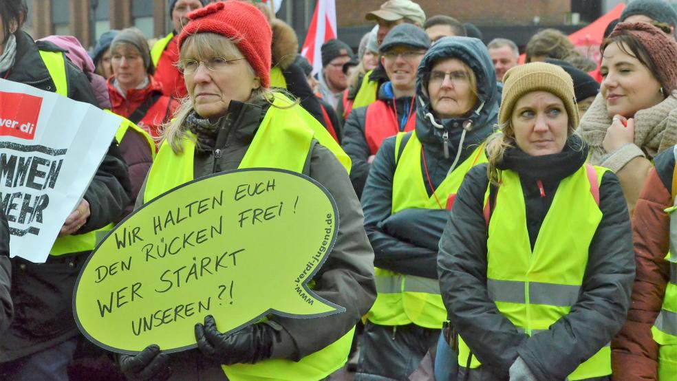 Im Nieselregen: Die Abschlusskundgebung fand am Mittag auf dem Denkmalsplatz in Leer statt. © Ammermann