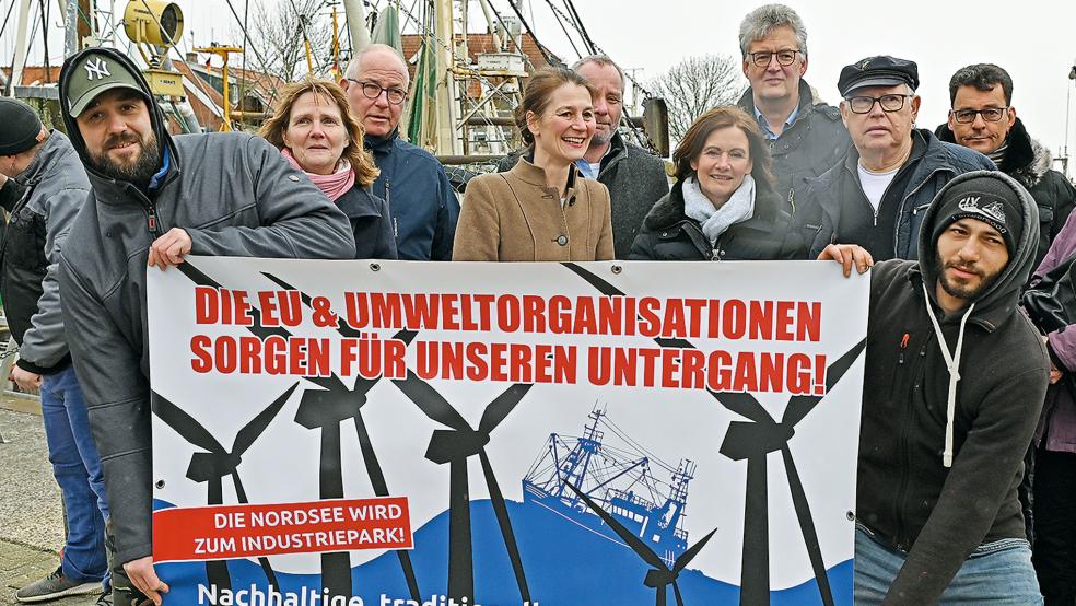 Fischer, Bürgermeister und Ministerin üben den Schulterschluss: Bei einem Treffen in Neuharlingersiel hat Landwirtschaftsministerin Miriam Staudte (Mitte) die EU vor einem Pauschalverbot von Grundschleppnetzen gewarnt. Auch Jemgums Bürgermeister Hans-Peter Heikens (3. von links) war dabei, um die Ditzumer Fischer zu unterstützen.  © Foto: Händel