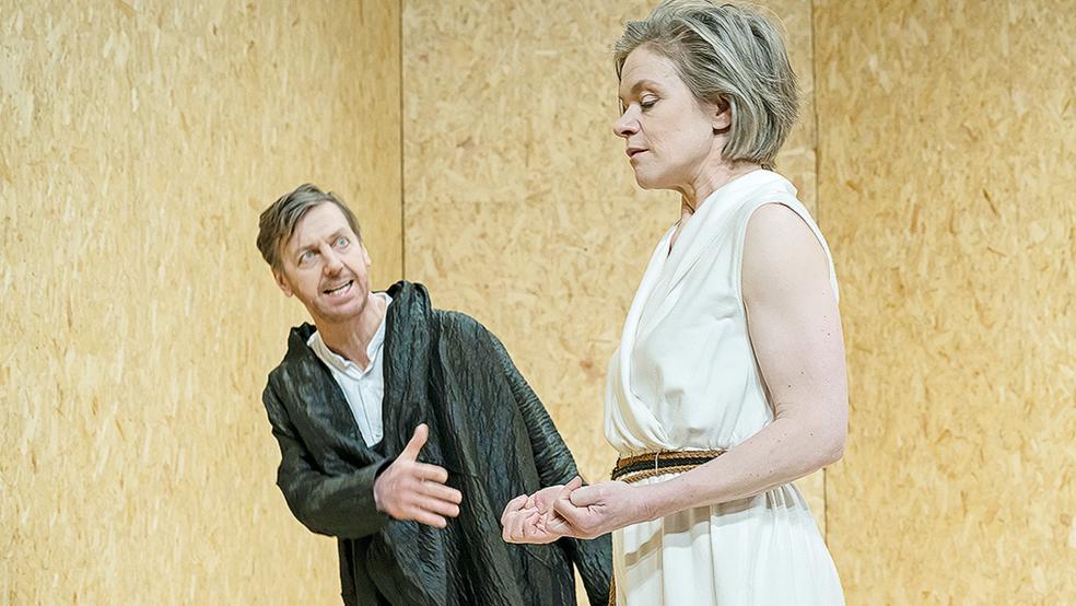 Eine Szene aus »Iphigenie auf Tauris« mit Ramona Marx als Iphigenie und Aom Flury als Thoas.  © Foto: Landesbühne