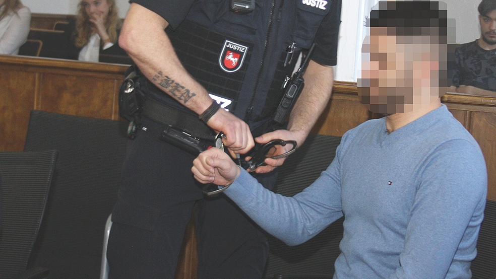 Der 27-jährige Angeklagte (rechts) wollte sich laut seinem Verteidiger Martin Lindemann zu dem Mordvorwurf nicht äußern. .  © Foto: Ricken