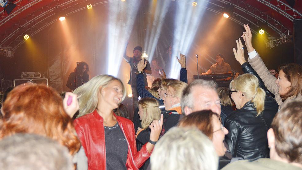 Partys zu organisieren ist auch im Rheiderland immer aufwendiger. Das Symbolfoto zeigt die Eurofete in Bunde.  © Foto: RZ-Archiv