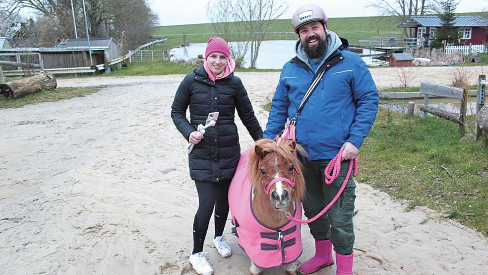 Erfolgreiches Comedy-Trio: Hanna Ligmann und Bastian Mans- holt aus Bingum mit dem Shetland-Pony Kubik.  © Foto: Busemann