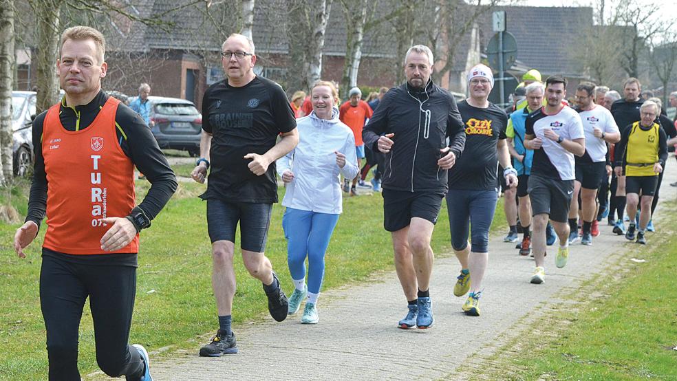 Mit guter Laune gingen die Sportler in Holthusen bei bestem Frühlingswetter auf die letzte Etappe der diesjährigen Winterlaufserie.  © Fotos: Ammermann