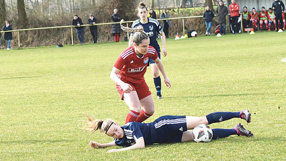 Lisa Schlegel (rotes Trikot) und der SV TiMoNo konnten die defensivstarke Mannschaft des FC Geestland zumindest ergebnistechnisch nicht zu Fall bringen.  © Foto: Koppelkamm