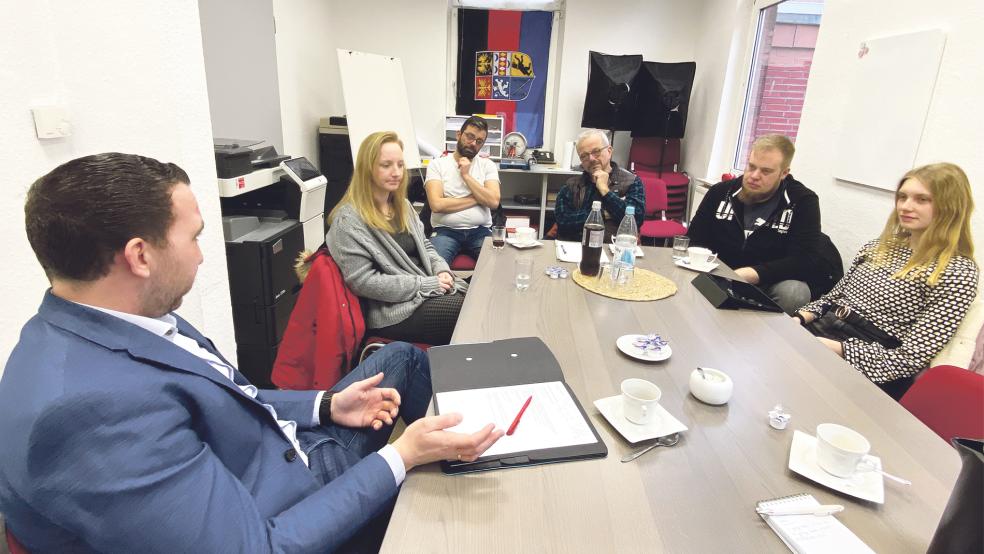 Diskussion im SPD-Büro in Leer (von links): Nico Bloem, Sophie Eichhorst, Chuch Nissit, Harald Kleem, Malte Frederichs und Katja Peper.  © Foto: privat