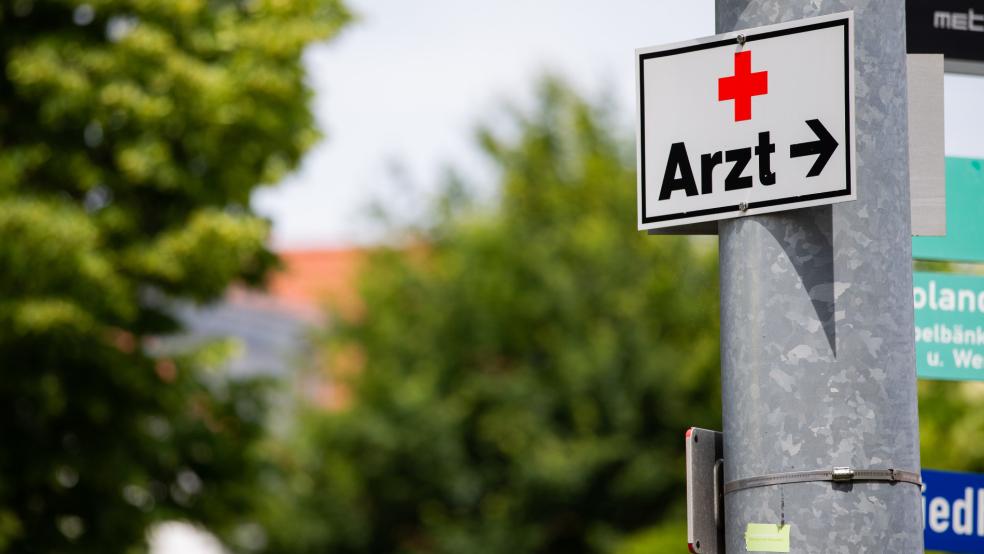 Wo geht es zum Arzt? Auch im Landkreis Leer fehlen Ärzte. © Foto: dpa