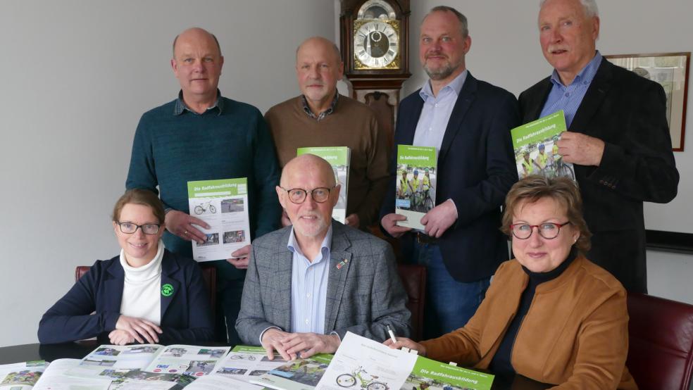 Die Sicherheit der Kinder liegt ihnen am Herzen: Die Vertreter der Verkehrswachten (von links) Hans-Günther Jelting (Leer), Hans-Friedel Walther (Aurich), Hajo Reershemius (Norden), Berthold Tuitjer (Emden) und Klaus Wilbers (Wittmund) sowie Brandkassen Pressesprecherin Signe Foetzki (rechts) und Claudia Wilting (Grundschule Tannenhausen).  © Foto: Jürgens
