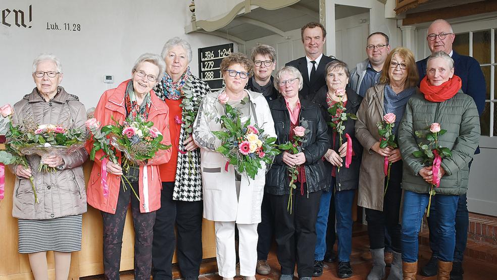 Die Mitglieder Christa Meier, Brigitte Schilling, Rita Ulbertus, Magret Troff, Erika Bruhns und Trinette Kratzenberg sowie Lektor Rolf Dreesmann, Kirchenratsmitglied Franz-Thorsten Franz und Bürgermeister Hans-Peter Heikens (von links). Es fehlt Marina Reck als silberne Jubilarin auf dem Bild.  © Foto: Kuper