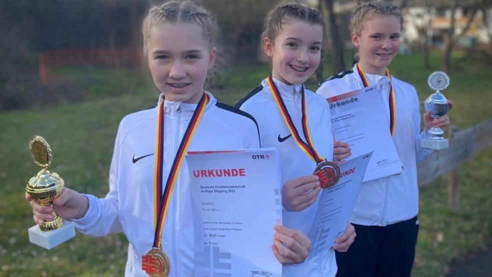 Ronja Block (von links) wurde Deutsche Meisterin, während Leefke Gaßner Bronze holte. Julina Mößinger holte im Bundesfinale ebenfalls Gold.  © Fotos: privat