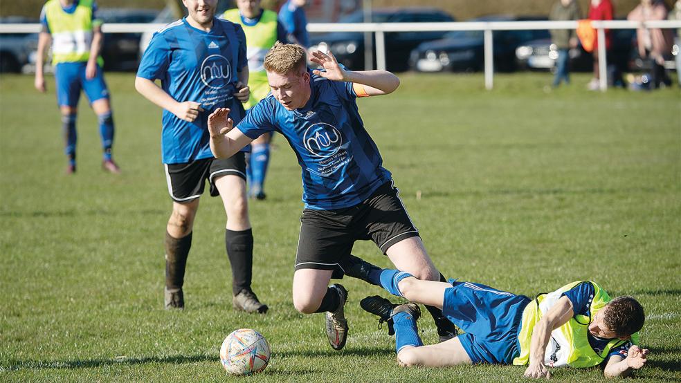 SG-Kapitän Thede Frei und Holthusens Uwe Buntjer kämpfen hier um den Ball. Der TuS-Stürmer entschied die Partie letztlich mit zwei Toren.  © Fotos: Zuidema
