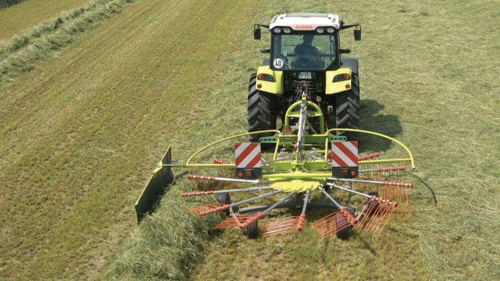 Ein Mittelschwader wird in der Landwirtschaft zum Zusammenfassen von Erntegut wie Heu oder Stroh verwendet. © Claas Gruppe (Symbolfoto)