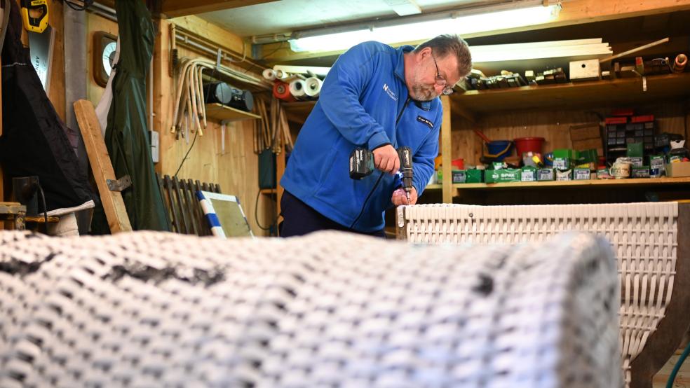 Der »Strandkorb-Dokter« Uwe von der Pütten repariert in der kleinen Werkstatt Strandkörbe für die kommende Saison. © Klemmer (dpa)