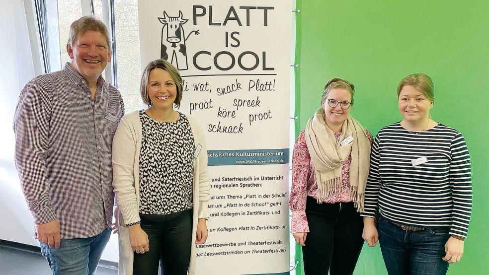 Herbert Fuhs, Fachberater für Plattdeutsch an Berufsbildenden Schulen, zusammen mit den Lehrerinnen Astrid Müller-Essen, Neele Berg und Alke Rieken (von links).  © Foto: BBS