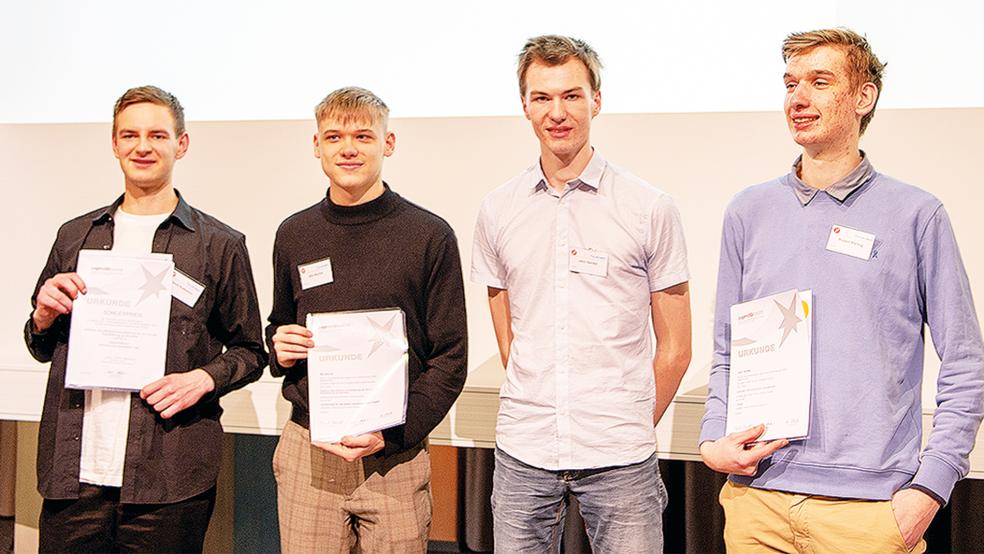 Rupert Ihering (von rechts), Jann Sander, Nils Buchal und David Rutkevich gewannen die Landesentscheide von »Jugend forscht« in der Kategorien Technik und für das beste interdisziplinäre Projekt.  © Foto: Dell’Aquila