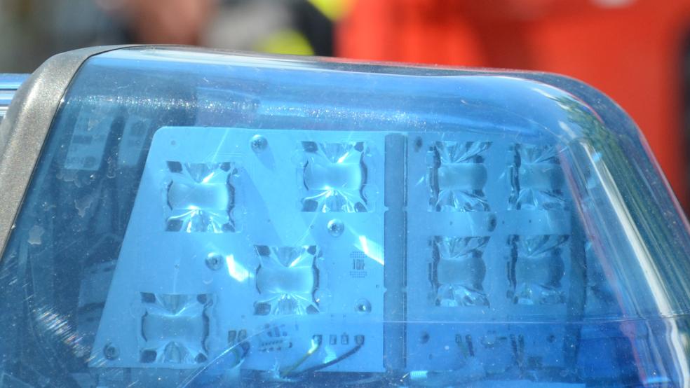 Die Polizei war jetzt gefordert, weil auf einem Supermarkt-Parkplatz in Weener mehrere Schüsse zu hören waren.  © Foto: Hanken