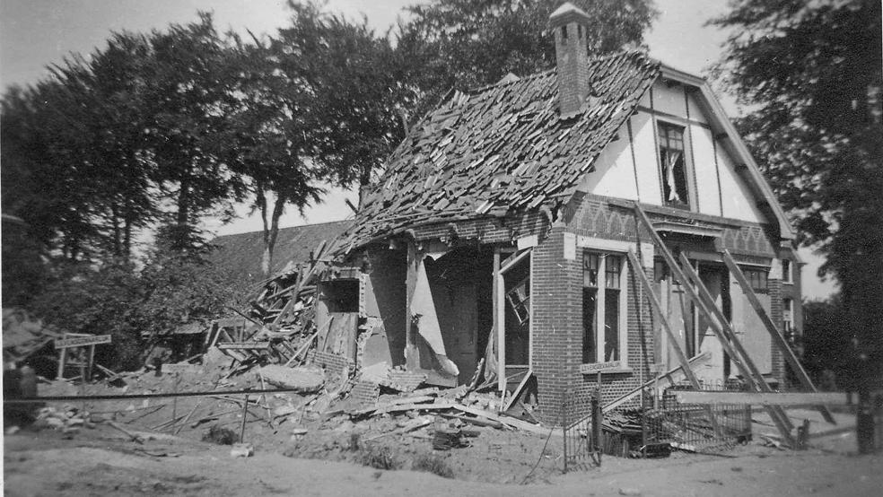 Das Wohnhaus und Bekleidungsgeschäft der Familie ter Harkel am Hoofdweg in Bellingwolde wurde nach dem Zweiten Weltkrieg neu errichtet. Im Frühjahr 1947 konnte die Wiedereröffnung gefeiert werden.  © Foto: Sammlung Chris Timmer