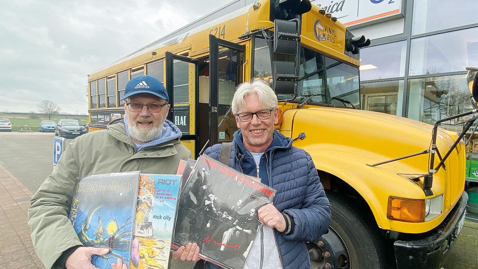 Frank Ammermann (links) und Peter Springer vor dem Vinylbus. Die Musikfans laden am 2. April zum zehnten Mal zur Schallplattenbörse ins Zollhaus ein.  © Fotos: Hanken