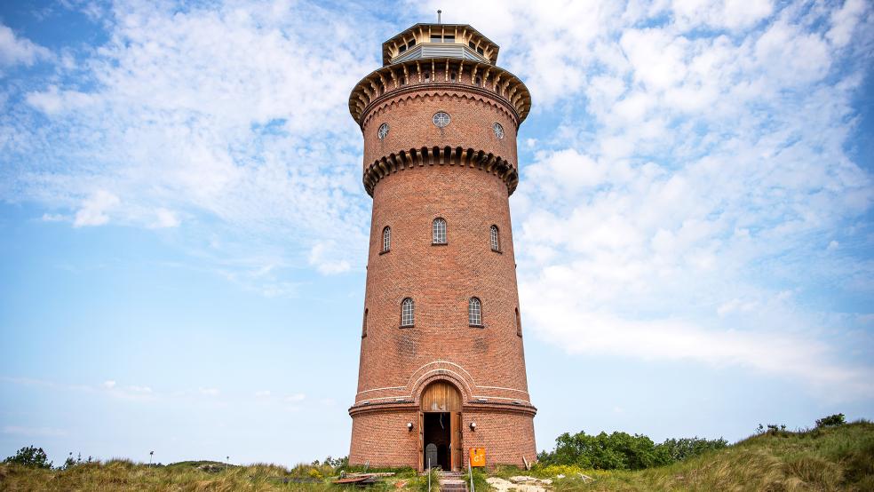 Der historische Wasserturm der ostfriesischen Insel Borkum. Der Verein Watertoorn Börkum hat in dem 30 Meter hohen Turm nach Jahren der Sanierung ein Wassermuseum eingerichtet, das nun eröffnet wurde.  © Foto: Sina Schuldt/dpa