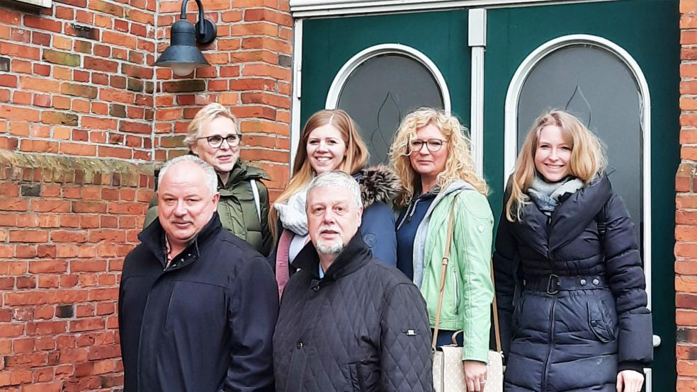 Trafen sich in Leer: Grietje Kammler (rechts) vom Plattdüütskbüro und die beiden Plattdeutschbeauftragten des Landkreises Leer, Artur Reents und Jan-Martin Donker, mit den Plattdeutschbeauftragten aus dem Rheiderland, Trinette Hoffbuhr (Stadt Weener) Christina Randt (Gemeinde Jemgum) und Elke Fresemann (Gemeinde Bunde), auf dem Foto hinten von links.  © Foto: Beek 