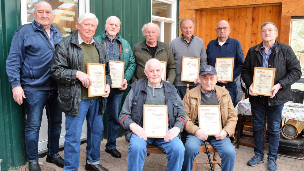 Die Züchter Focko Dieken und Gerd Springstub (vorne von links) sowie die Züchter (hinten von links) Karl Grendel, Karl-Heinz Janßen, Rudi Günnel, Heinrich Albers sowie die beiden Weeneraner Rudolf Bail und Jan Bruns wurden zu »Meistern der Ostfriesischen Rassekaninchenzucht« vom Kreisverbandsvorsitzenden Focko Stöhr (links) ernannt. © Penning
