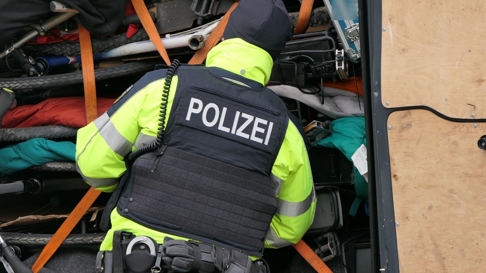 Bundespolizisten überprüften am Donnerstag entlang der niedersächsisch-niederländischen Grenze insgesamt 308 Fahrzeuge, fünf Busse und 693 Personen. © Bundespolizei (Symbolfoto)
