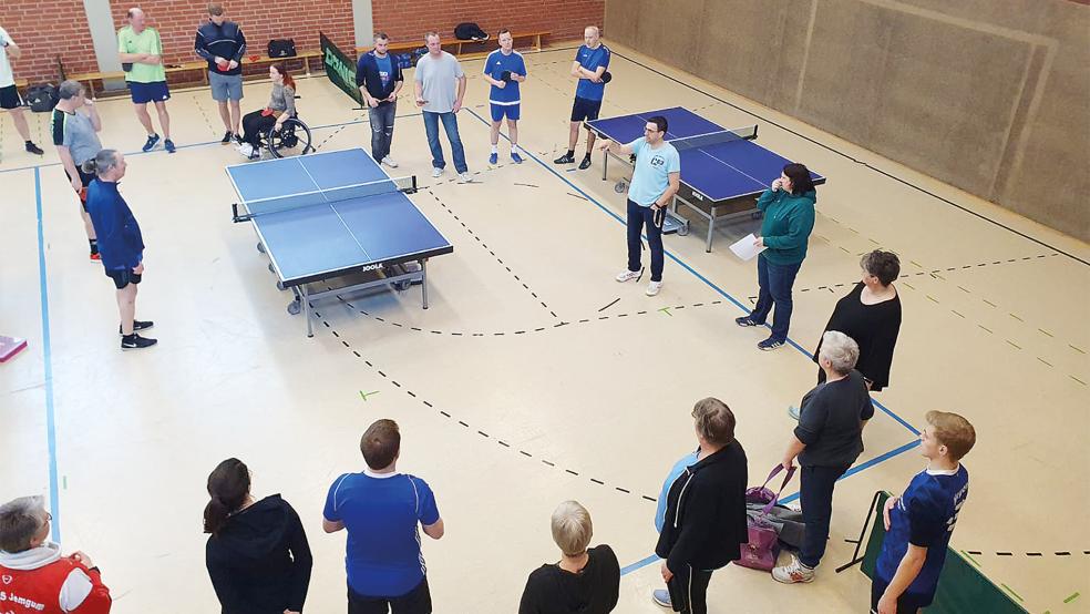 In Stapelmoor kamen 20 Menschen zum Tischtennis-Schnupperturnier in die Sporthalle.  © Foto: privat