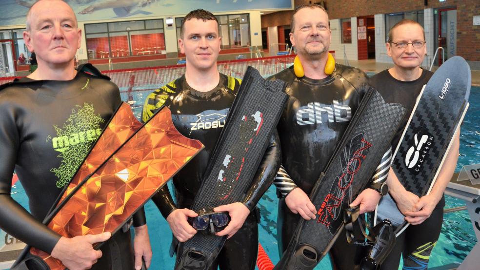 Kurz vor dem Start: Die vier Apnoe-Taucher Anton Telgen (Papenburg), Sven Bonk (Holthusen), Holger van der Slyk (Bunde) sowie Cornelius Bussen-Habbena (Emden).  © Ammermann