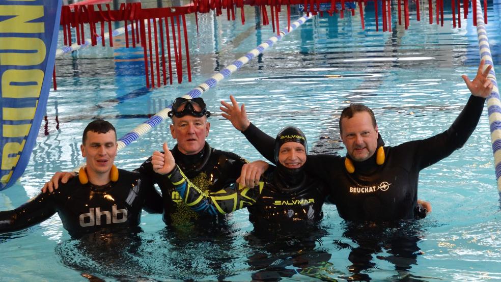 Sven Bonk, Anton Telgen, Cornelius Bussen-Habbena und Holger van der Slyk freuen sich über den Weltrekord. © Ammermann