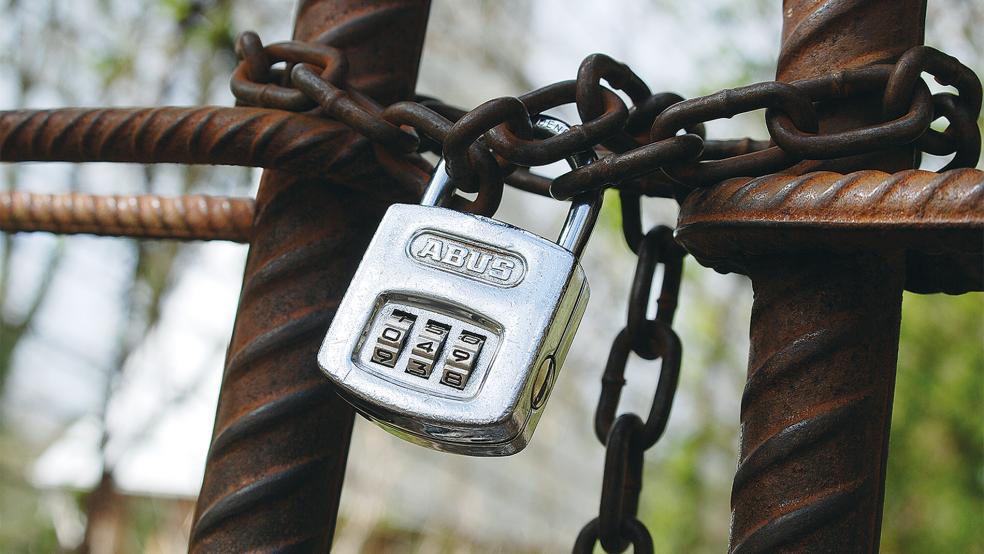 Ein Schloss versperrt nach wie vor den Weg in den Hessepark, das Tor ist fest verschlossen.  © Foto: Hoegen