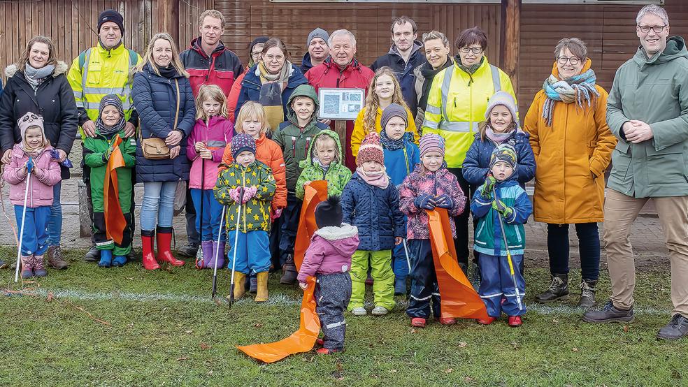 Jung und Alt waren am Sonnabend in Holthusen auf den Beinen, um Müll zu sammeln. Auch Bürgermeister Heiko Abbas (rechts) machte mit.  © Foto: Jungeblut