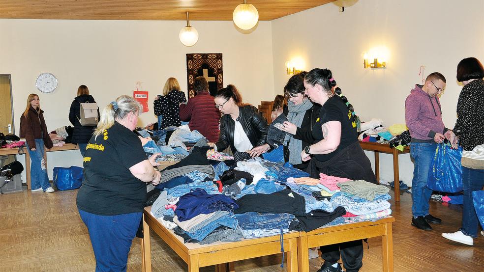 Großes Interesse herrschte an den angebotenen Kleidungsstücken auf der Jugendkleiderbörse in Bingum.  © Foto: Wolters