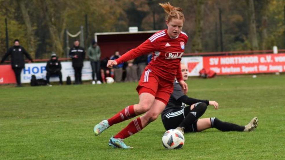 Kea Winkelmann (am Ball) und der SV TiMoNo vergaben mehrere gute Chancen in Hollage. © Koppelkamm
