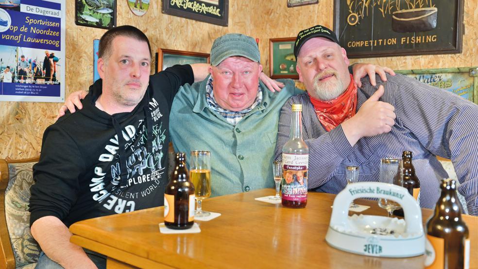 Michael Randt (von rechts) und Heinz Smeenge drehen die Sketche, Ralf Leemhuis filmt mit seinem Smartphone.  © Foto: Bruins