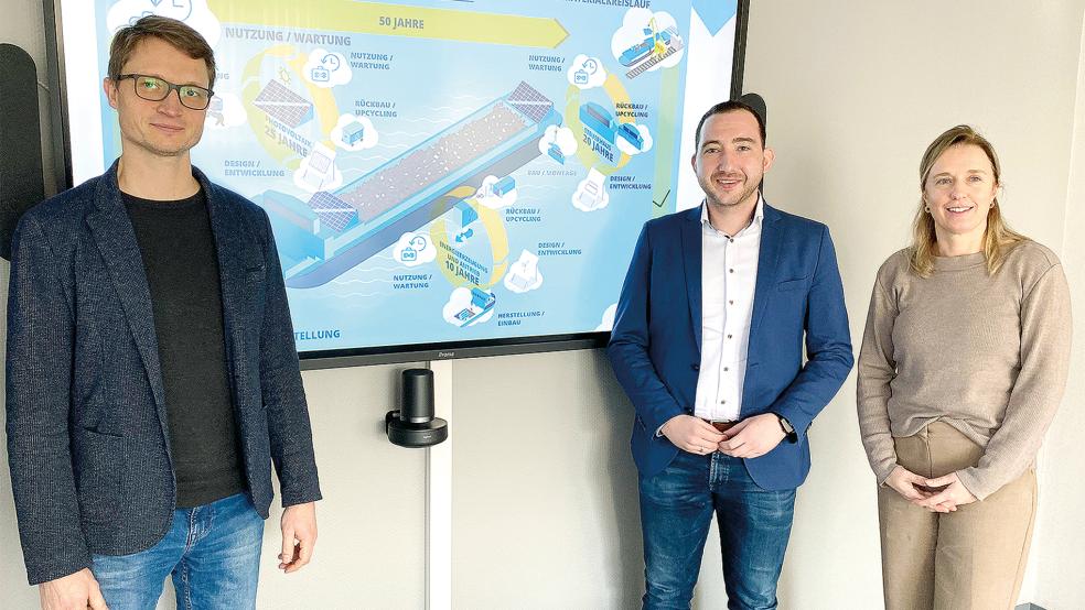 Sören Berg, Projektmanager bei der Mariko-GmbH, Landtagsabgeordneter Nico Bloem und Mariko-Geschäftsführerin Katja Baumann (von links) im Gespräch beim Besuchstermin.  © Foto: privat