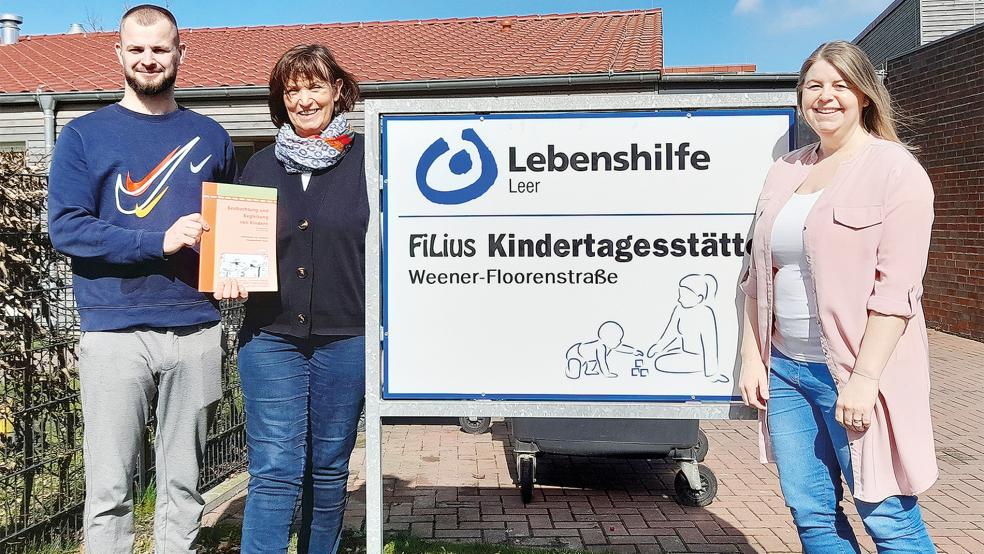 Ziehen ein positives Fazit nach den ersten Intensivkursen im »Karg Campus KiTa Niedersachsen«-Projekt: (von links) Die Lebenshilfe-Mitarbeiter Niklas de Vries und Gundhild Magh als FiLius Kompetenzteam vor Ort und FiLius-Abteilungsleiterin Inga Koop.  © Foto: Lebenshilfe Leer