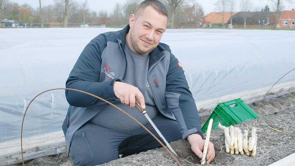 »Wir haben hier eine frühe Sorte.« Daniel Santen konnte gestern auf einem seiner Felder in Brual den ersten Spargel der neuen Saison präsentieren, hier hat gestern auch die Ernte begonnen.  © Foto: Hoegen