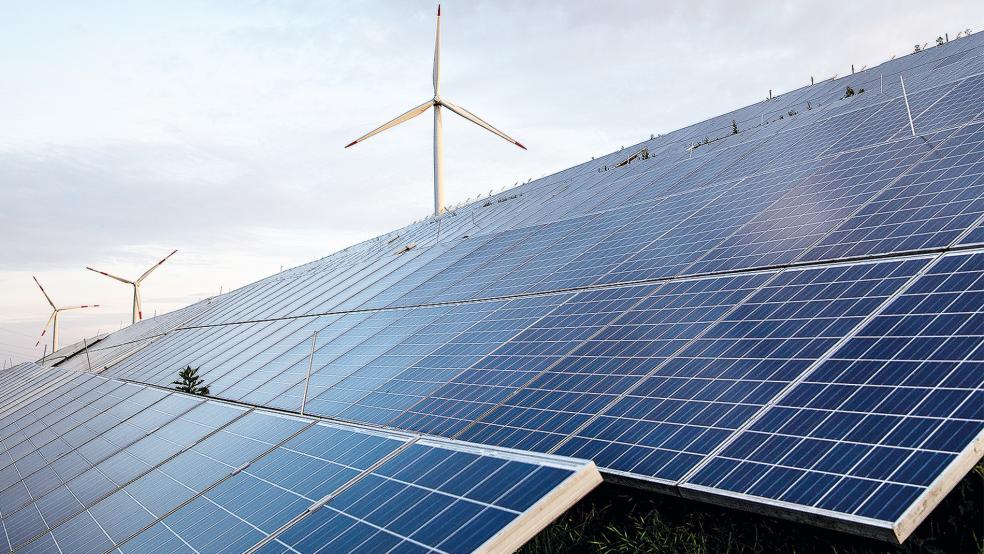 Die ungenutzten Möglichkeiten für Solarstrom-Anlagen auf den Hausdächern im Kreisgebiet sind groß.  © Foto: dpa/Schuldt