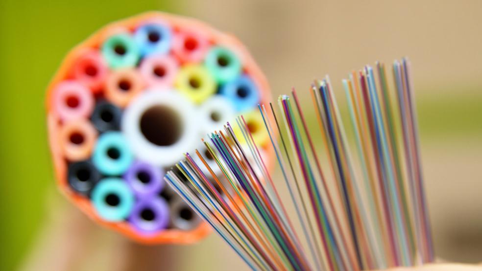 Das Unternehmen Deutsche Glasfaser möchte die Besucher des Infoabends rund um das Thema Glasfaser informieren. © Symbolfoto: Woitas/dpa