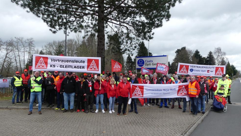 100 Beschäftigte von Coats Opti in Rhauderfehn versammelten sich heute zu einem zweiten Warnstreik vor dem Werktor. © Foto: IG Metall
