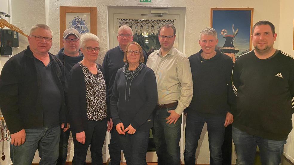 Der neue Vorstand des Dorfvereins Stapelmoor mit Bodo Scheffer, Johann Reck, Anne Scheffer, Enno Nagel, Peta Nagel, Kim Siemons, Hans Georg Holtkamp und Heiko Röskens (von links). Es fehlt Stefan Kuper. © Foto: privat