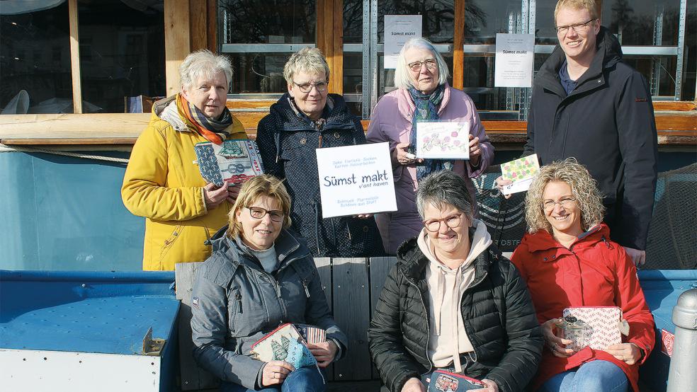 Stellen am Hafen ihre Basteleien aus (oben von links): Hanne Schoormann, Sylke Schulte, Klasine Aap, Helmut Auen sowie (unten von links) Claudia Busemann, Thea Mannel und Claudia Kuiper. Es fehlt: Geziena Scholtalbers.  © Foto: Busemann