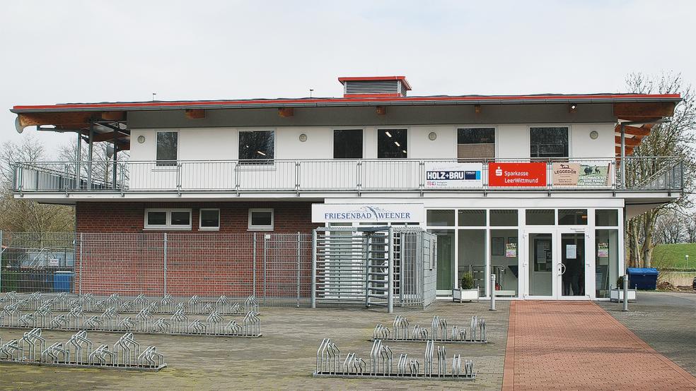 Das Betriebsgebäude des Freibades, möglicherweise wird die gesamte Dachfläche für die Installation einer Photovoltaik-Anlage genutzt, um bis zu einem Fünftel des Strombedarfes des Friesenbades decken zu können.  © Foto: Hoegen