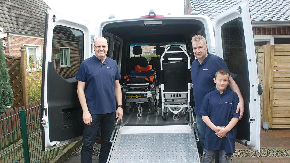 Freuen sich über den neuen Sprinter für »Steernsnupp« (von links): Heiner Kruse sowie Ernst Berends und sein Sohn Mark Berends.  © Foto: Busemann