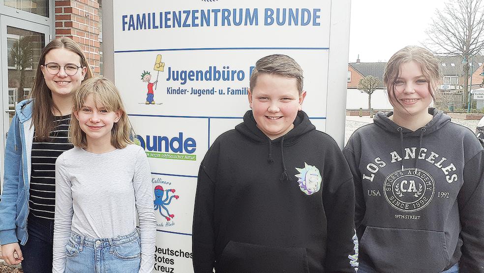 Feemke Kruse (von links), Aiske Kollöffel, Jan-Erik Eden und Melissa Reemtsema engagieren sich im Jugendgemeinderat in Bunde. Es fehlen Niklas Lübbers, Arne Kolthoff und Jelte Baumann.  © Foto: Berents
