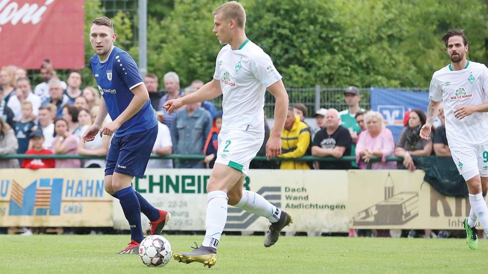 Rene Akkermann (links) spielte 2019 beim 25. Vereinsgeburtstag gegen Werder.  © Foto: RZ-Archiv