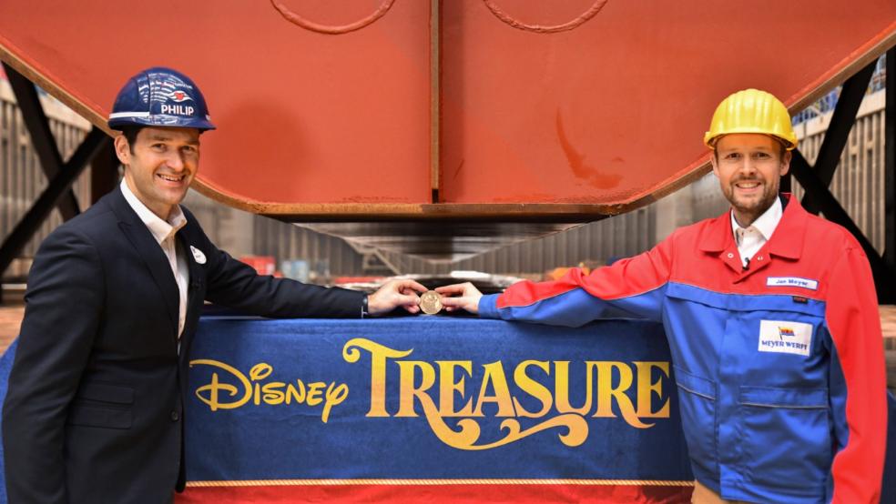 Eine besondere Münze dient als Glücksbringer; Philip Gennotte (links) und Jan Meyer bei der Kiellegung der Disney Treasure. © Meyer Werft