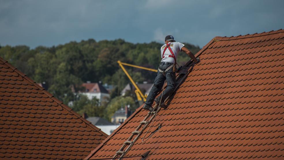 Angebliche Dachdecker sind momentan im Landkreis Leer unterwegs. Die Polizei warnt vor diesen Betrügern.  © Foto: Pixabay